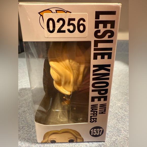 Funko Pop! Television Parks and Recreation Figure Leslie Knope With Waffles - Picture 4 of 4